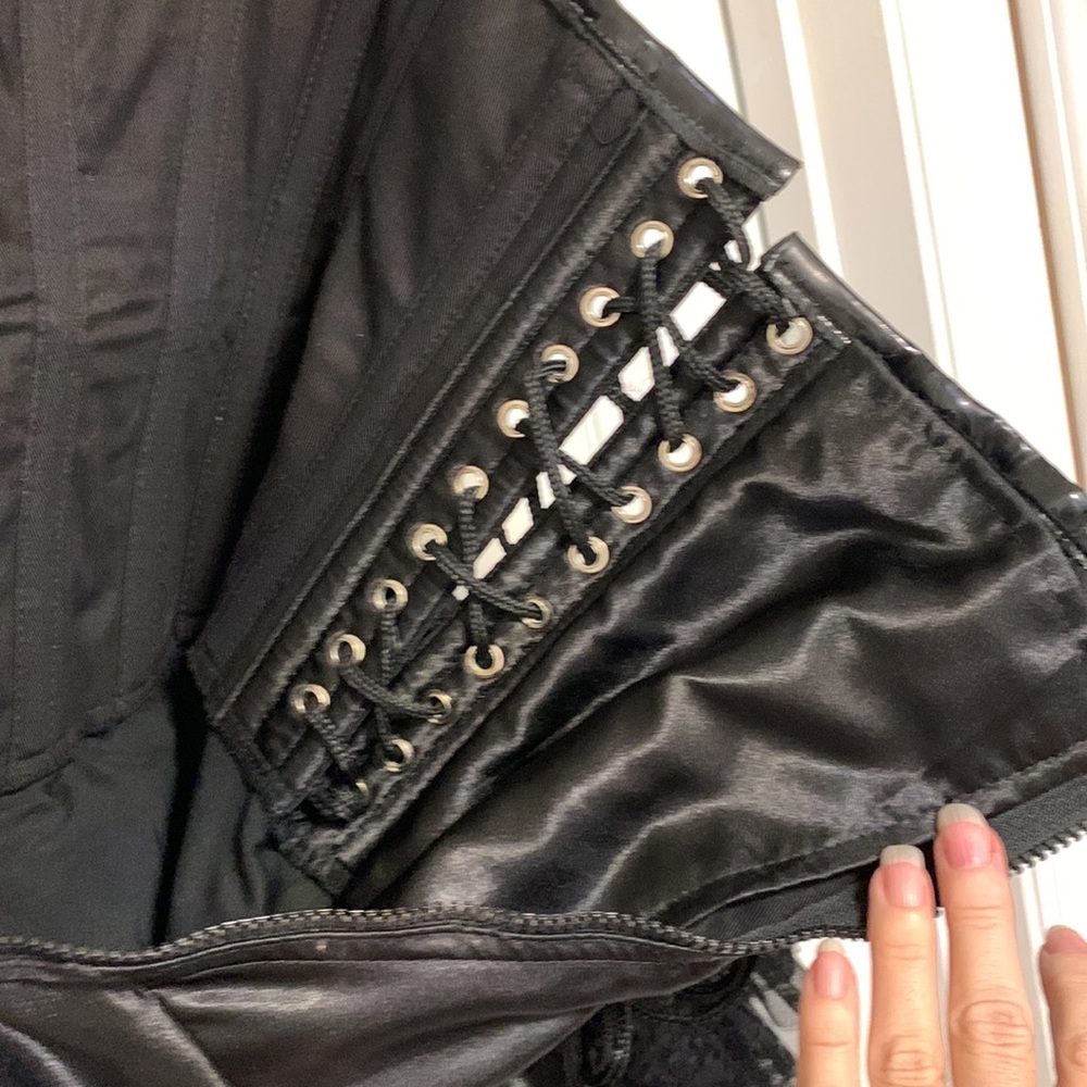 Like new, Medium beautiful black bustier dress to wear for costume parties - Picture 7 of 11